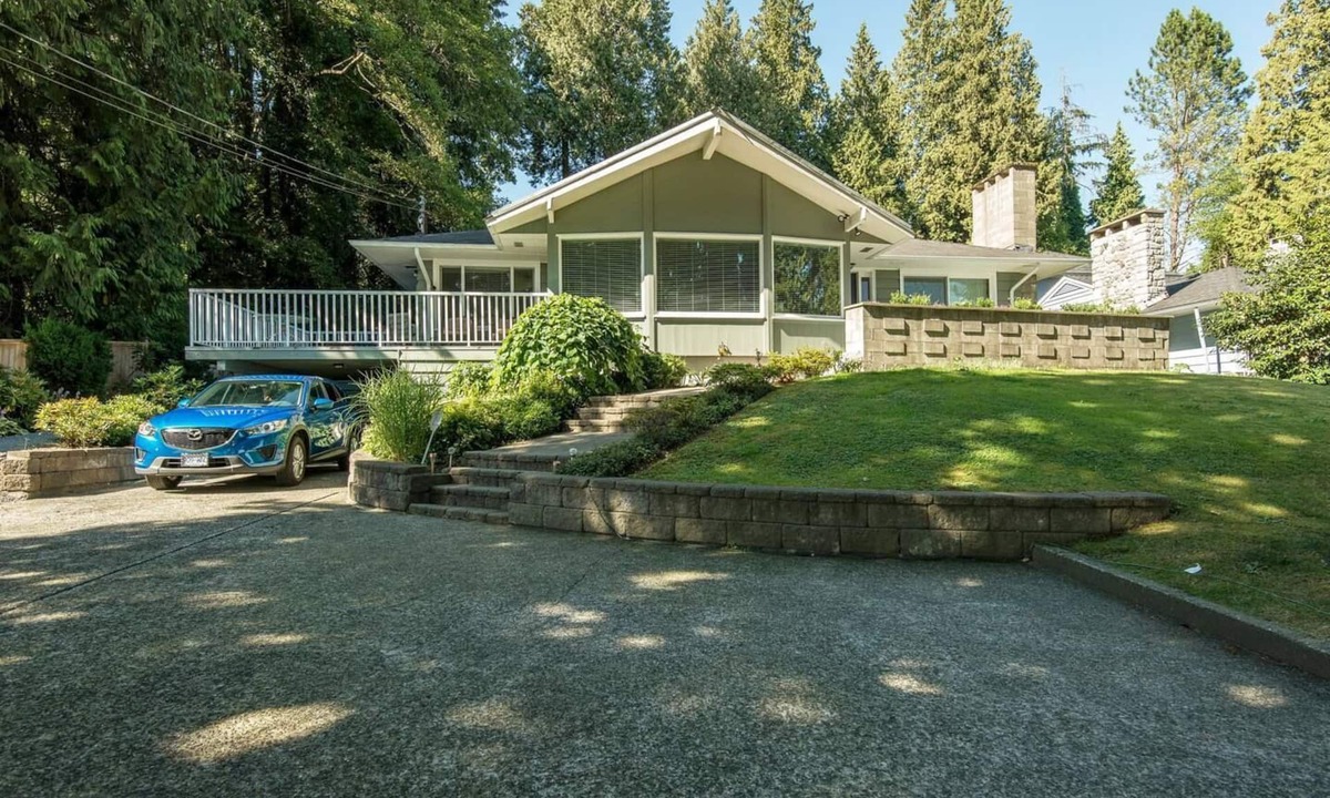 Hollyburn House | Exclusive Spacious Suite with Private Patio