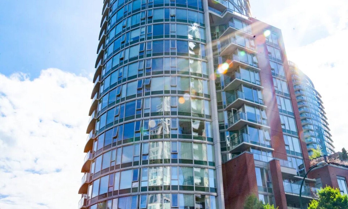 Gastown Apartment | Exclusive & Stylish Downtown Apartment W/Pool, Hot Tub, Sauna