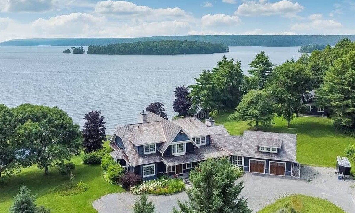 Rideau Lakes House | Exclusive Waterfront Getaway with Beach & Bunkie