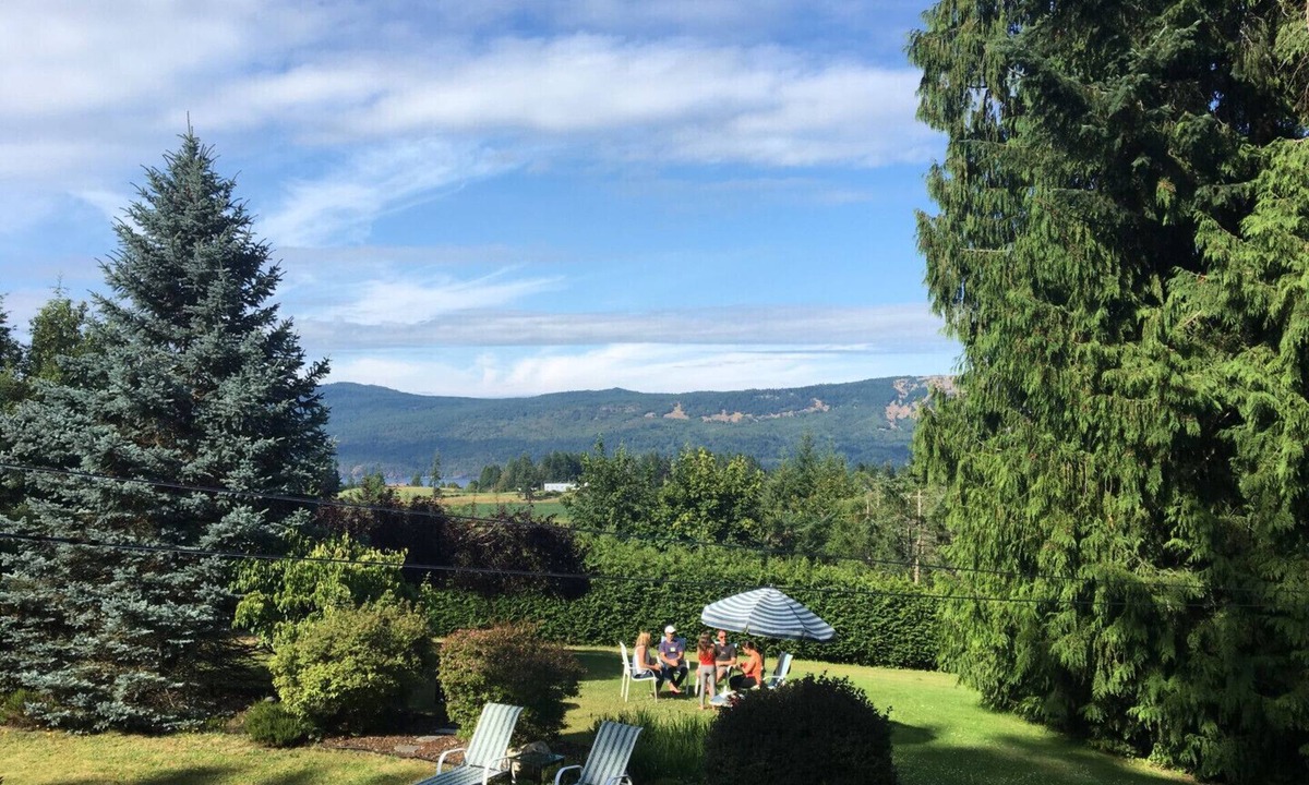 Cobble Hill House | Executive 2 bedroom Suite on private acreage - Pet friendly!