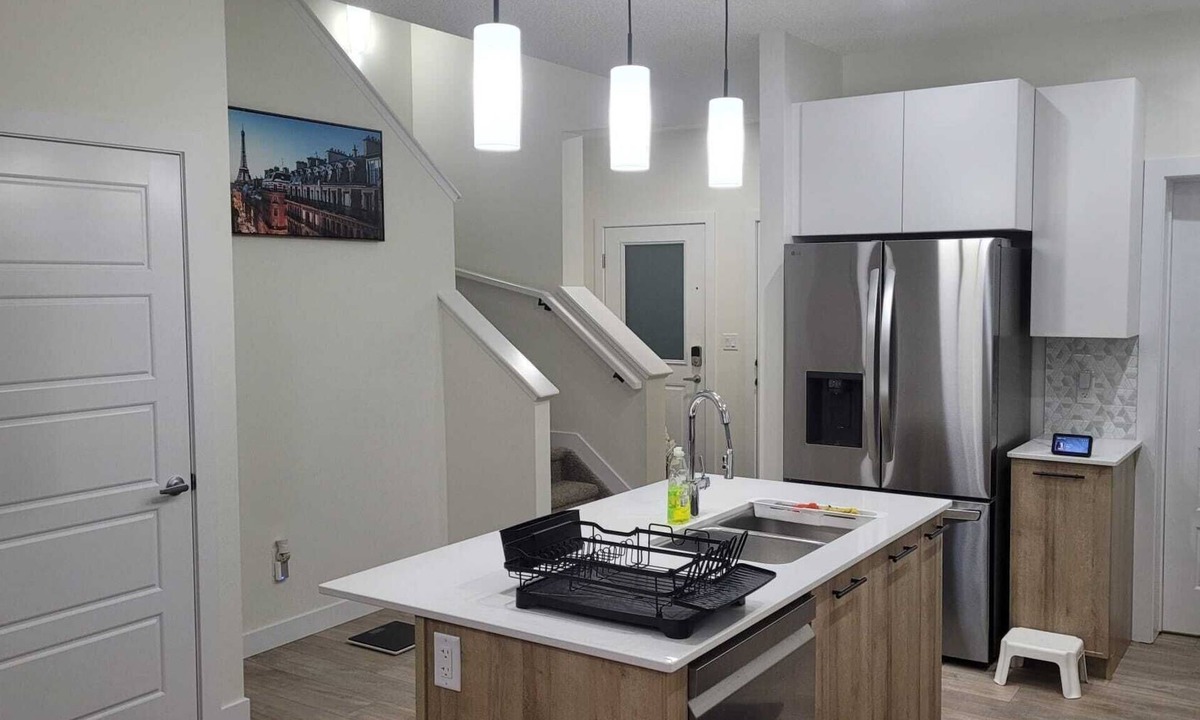 Southwest Edmonton House | Executive Modern Family Haven in spectacular and vibrant Glenridding Southwest