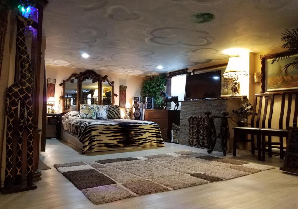 Cote-Saint-Paul House | Exotic Large Basement Studio