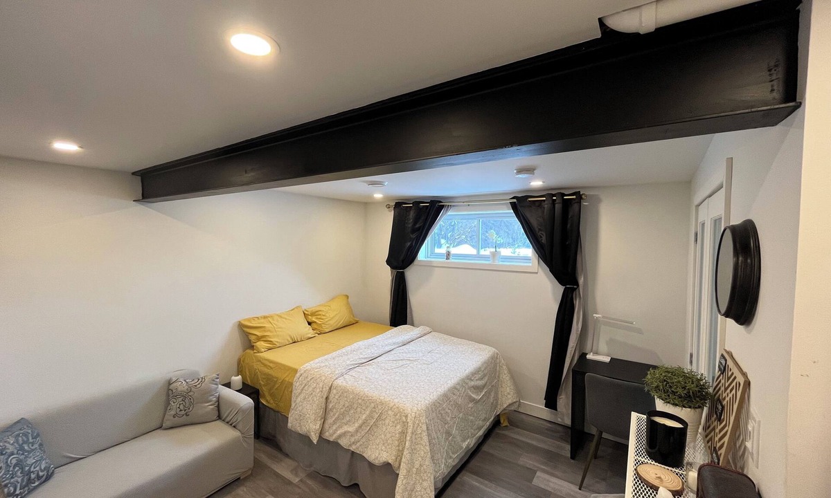Plateau House | Exquisite Black & White Apartment with Unparalleled Charm