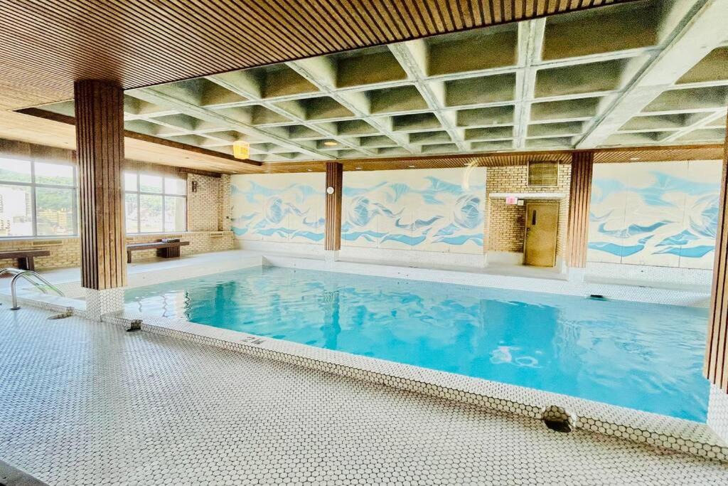 Shaughnessy Village Apartment | Exquisite Skyview Downtown Montreal Apartment