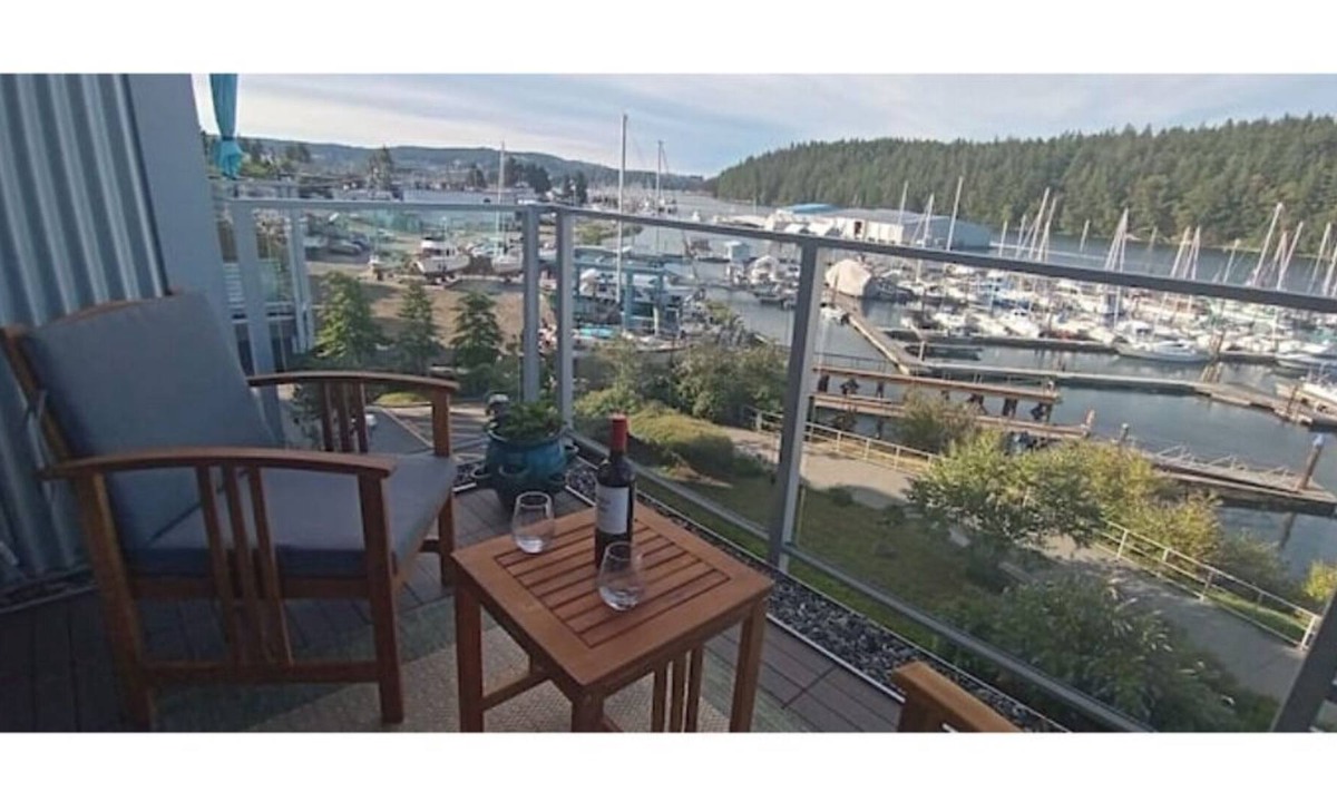 Regional District of Nanaimo Condo | Fabulous oceanfront condo in central location with amazing views.