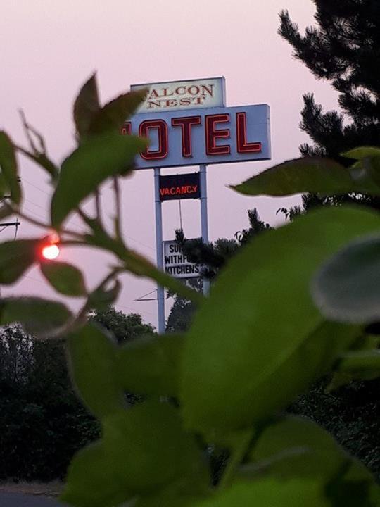 North Cowichan Hotel | Falcon Nest Motel