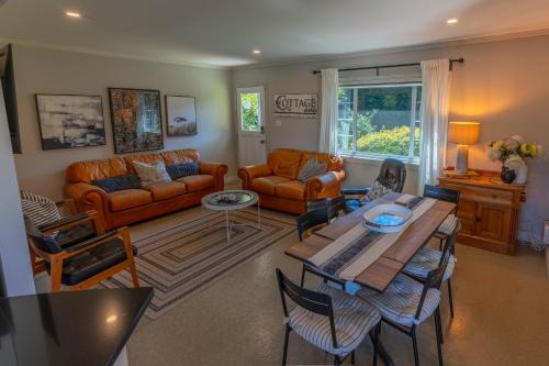 Saanich East House | Family Cottage at Horner Park