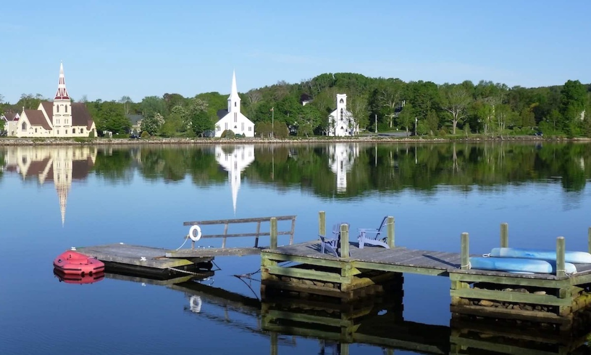 Mahone Bay House | FAMOUS HARBOR VIEW, PRIVATE WHARF, SUNSETS, BOATS, BIKES, WALK TO TOWN!