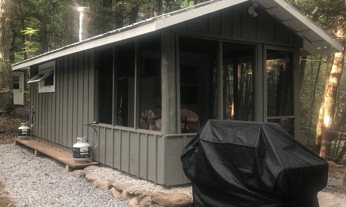 Port Hope Cabin | Felstead Farms Creekside Cabin