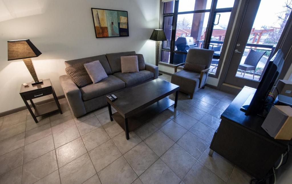 South Pandosy Apartment | Fifth Floor Pool View #505