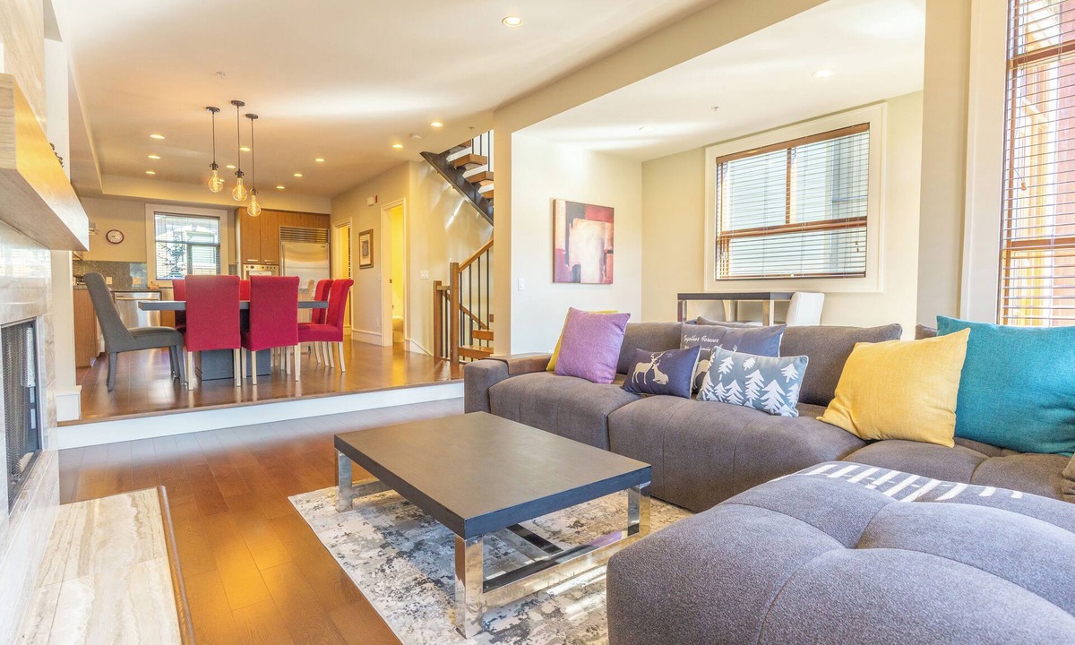 Whistler House | Fitzsimmons #33 Luxury 4 Bedroom, Private Hot Tub, BBQ