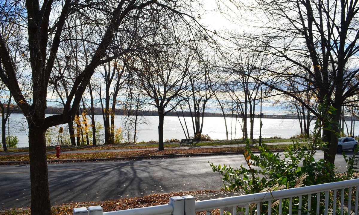 LaSalle House | Flawless! Country house facing the river!