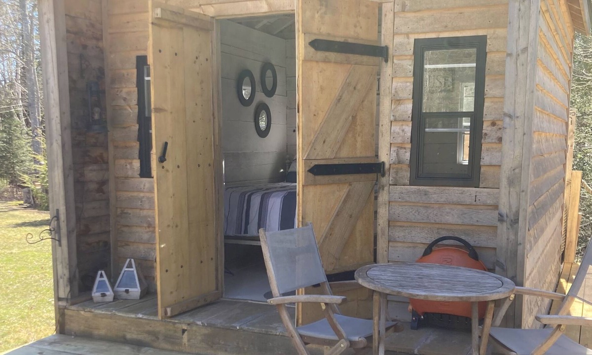 Hubbards Cabin | For the folks looking for a rustic getaway. Outdoor gravity fed shower heated☀️