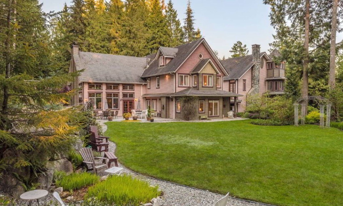 Roberts Creek House | Forest Escape: Luxury Retreat for Large Groups