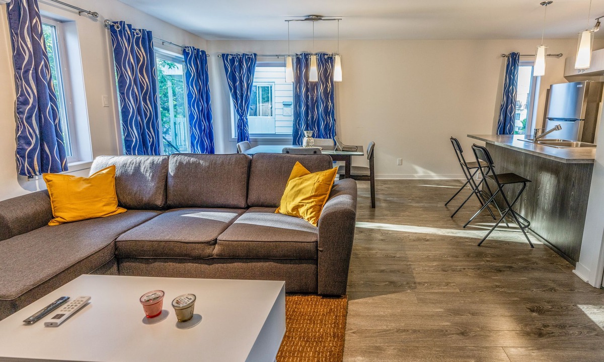 Laval-des-Rapides Condo | FreeParking Condo 2BRs 4beds AC Wi-Fi Smart TV