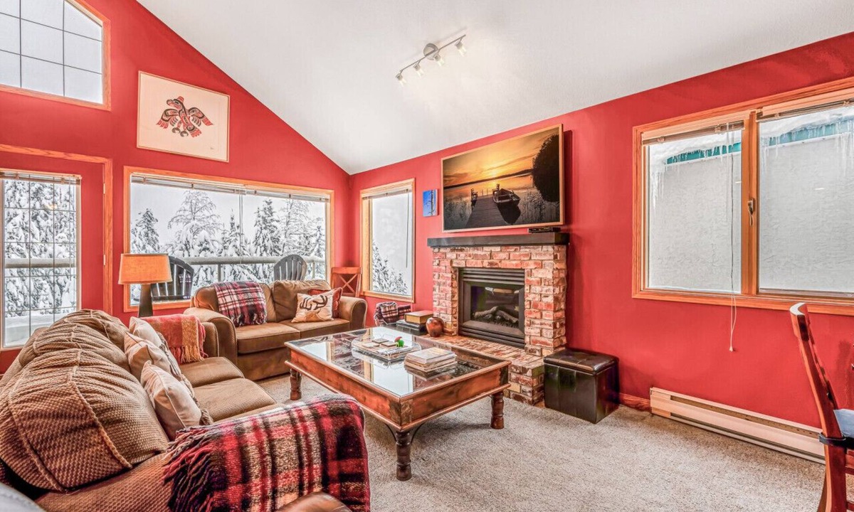 Big White Ski Resort Apartment | Fresh Tracks Retreat Ski In Out Mtn View Hot Tub