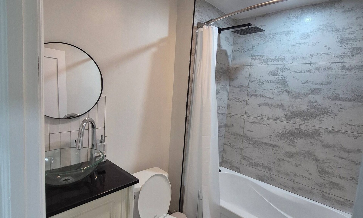 Trenton House | Freshly Renovated 2 bedroom house with big patio and backyard