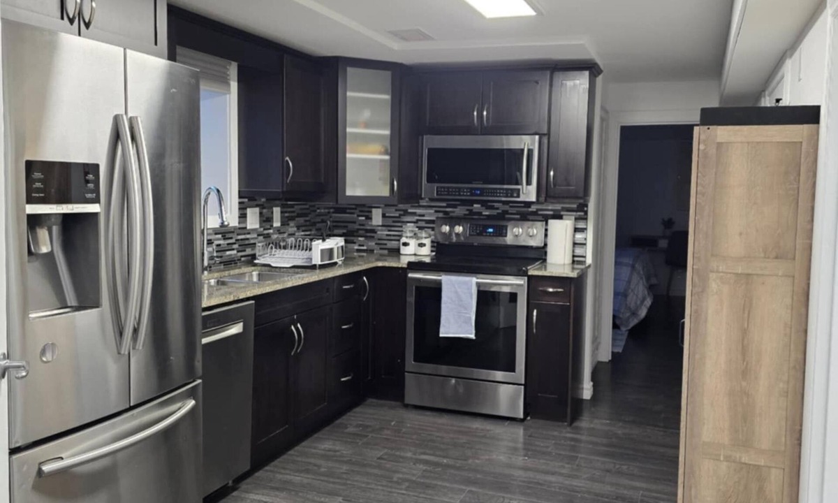 Regina House | Fully Furnished Basement Suite