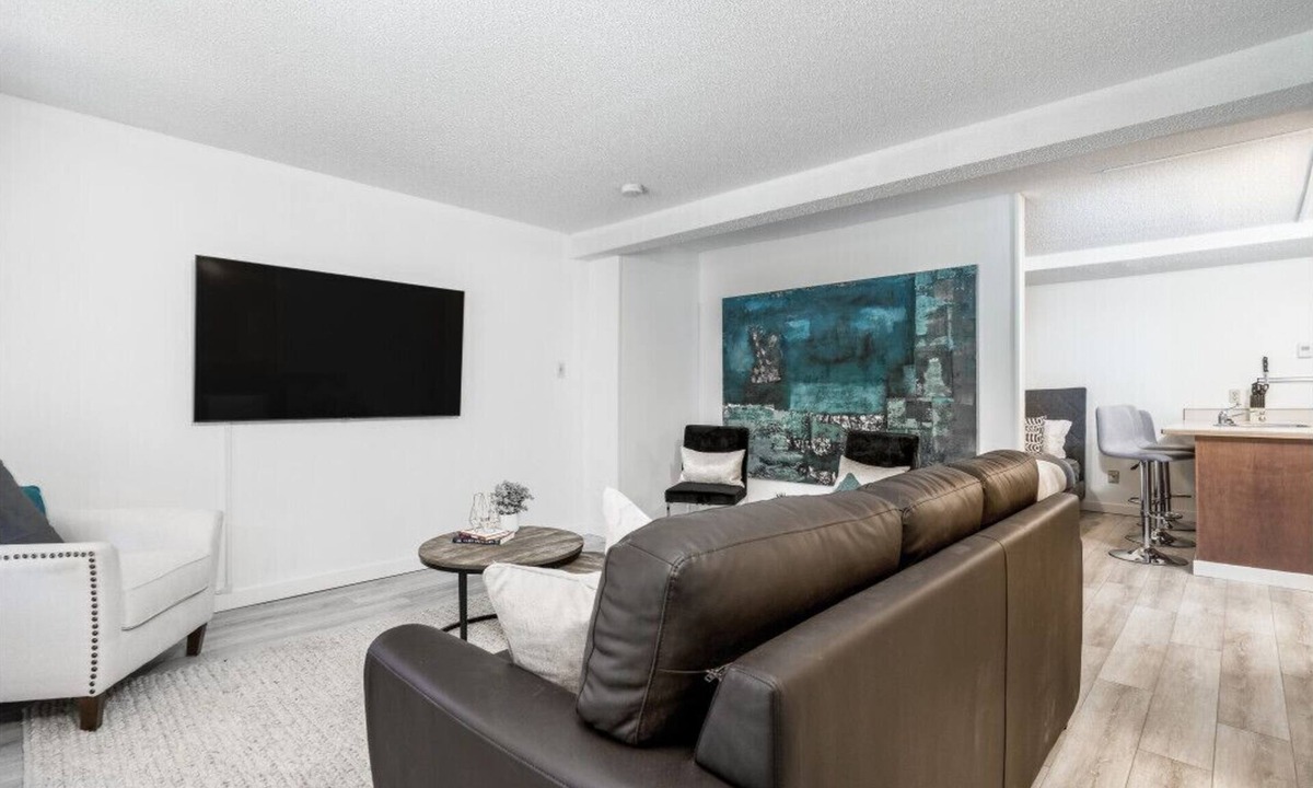 East Kootenay Condo | Fully RENOVATED Studio | Ski In/Ski Out: Closest Condo to Lift | Pool & Hot Tubs
