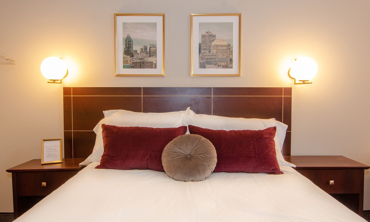 Gay Village House | Garden Hotel Room in front of Metro and in the heart of the city