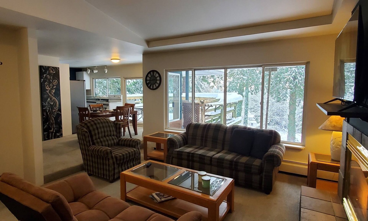 Hollyburn Apartment | Garden Retreat in West Vancouver
