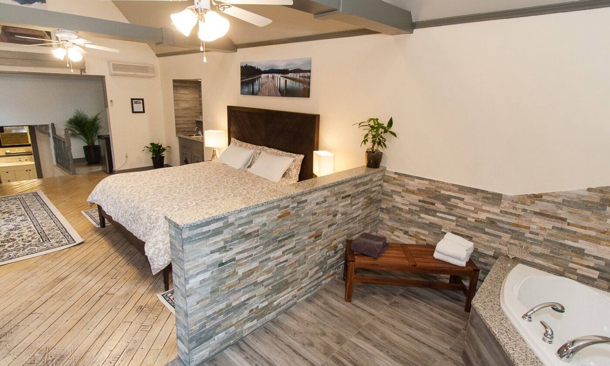 Wolfville House | Gaspereau Suite - 2 Seat Jacuzzi, KingBd, Downtown