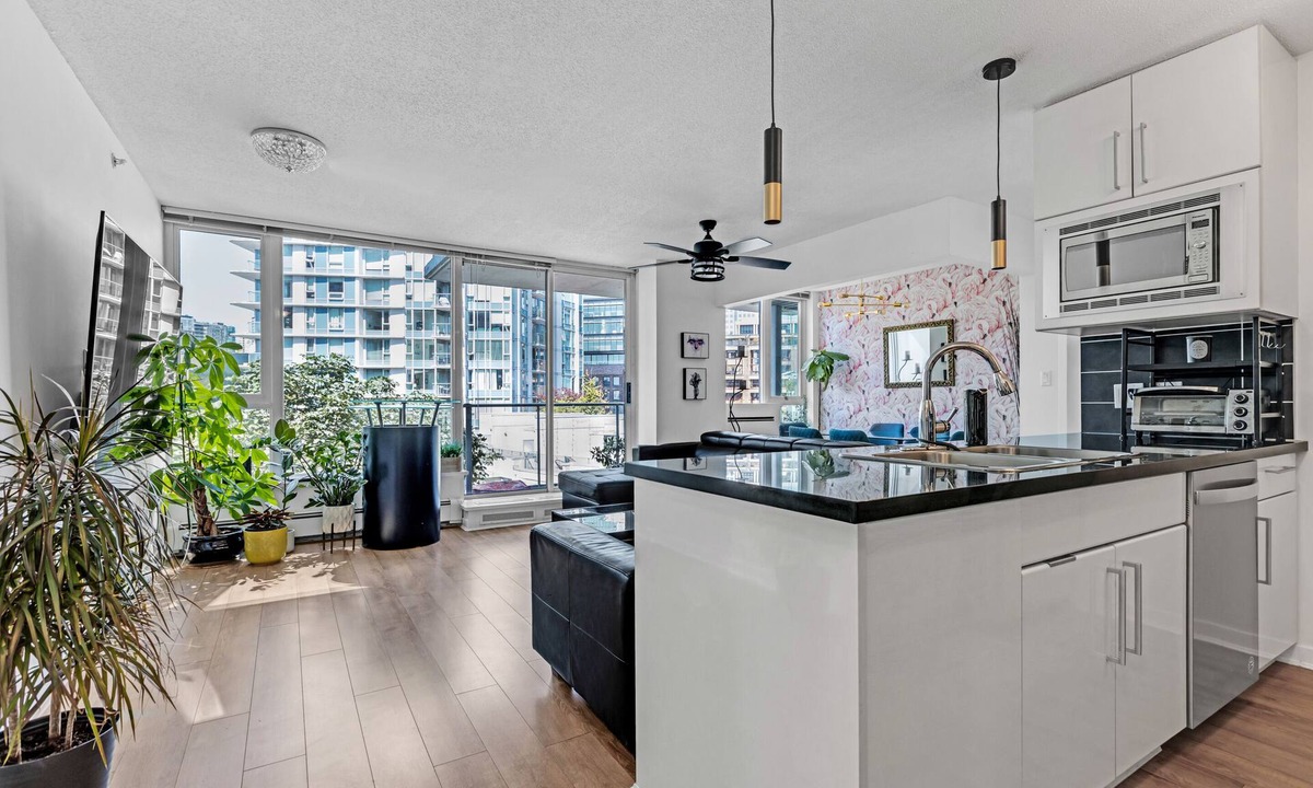 Crosstown Condo | Gastown Downtown Apartment Very Central
