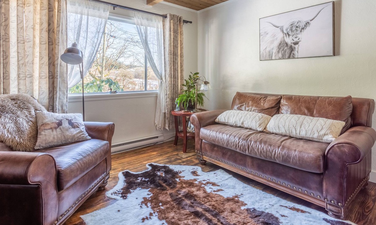 Saanich House | Get off the beaten track at our super cozy cottage!