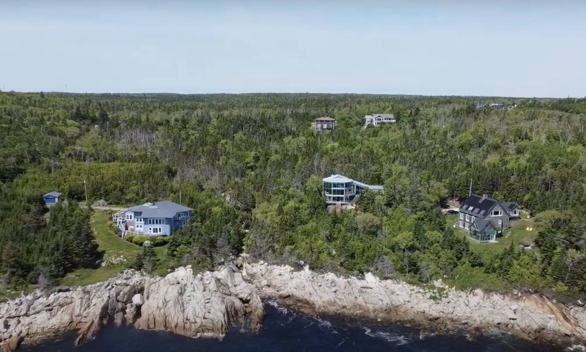 Halifax County House | Glass House on the Ocean