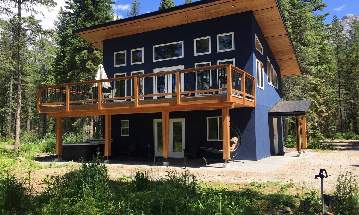 Golden Cabin | Goat Mountain Cabin in the beautiful Blaeberry Valley
