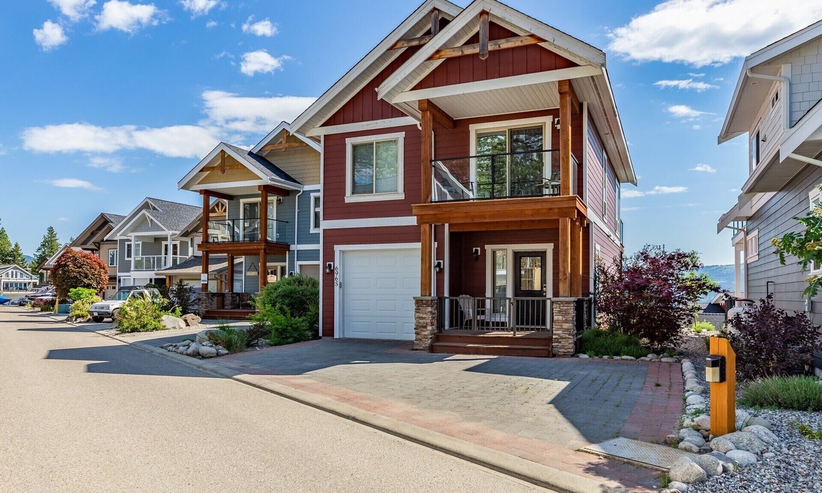 Central Okanagan Cottage | Gorgeous 3 Bedroom Lake View Cottage at La Casa