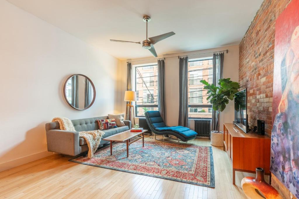 West Queen West Apartment | Gorgeous Park House w Parking on Queen West