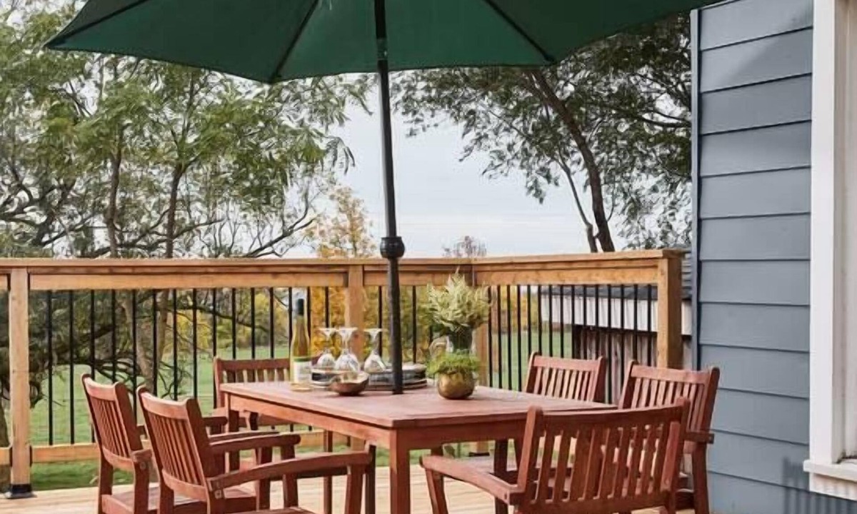 Waupoos House | Gran Roble in Beautiful Waupoos