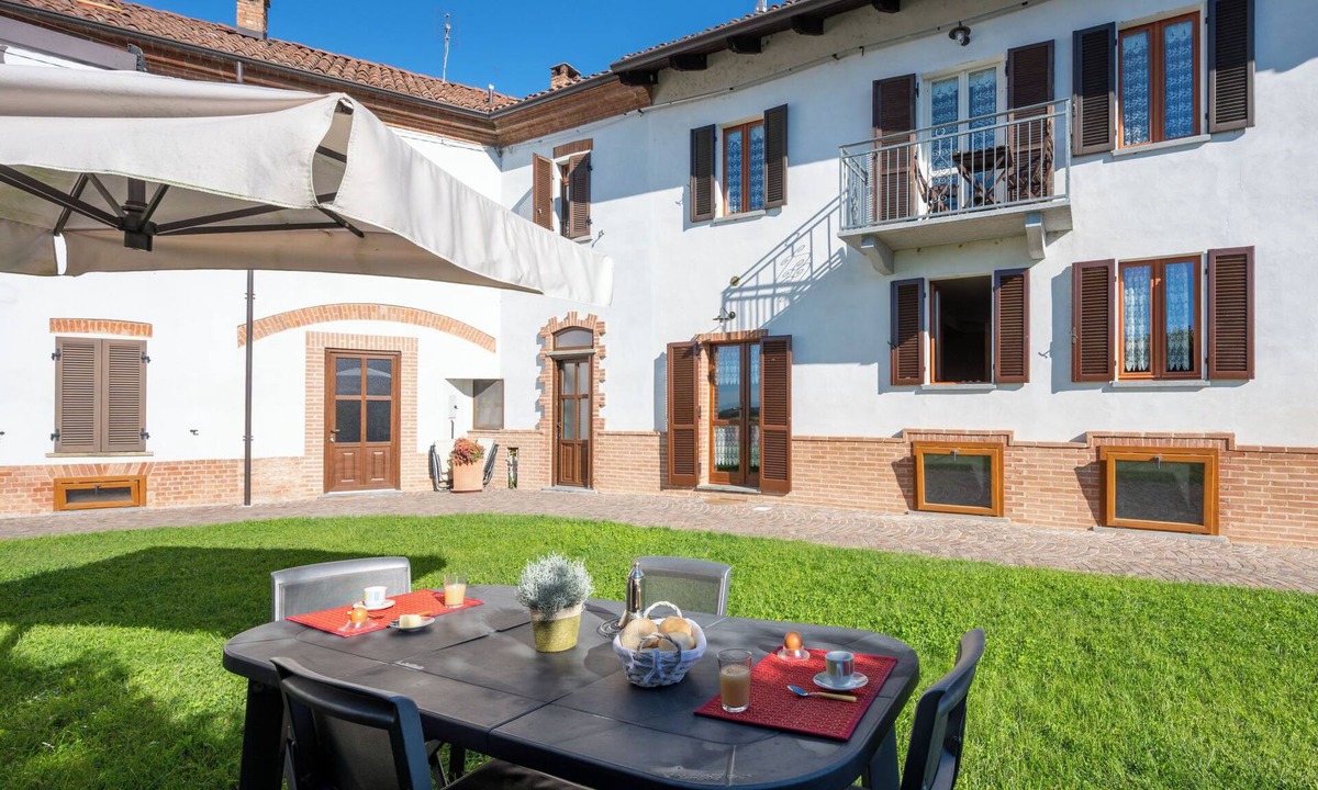 Cossombrato House | Grappolo + Margherita by Interhome