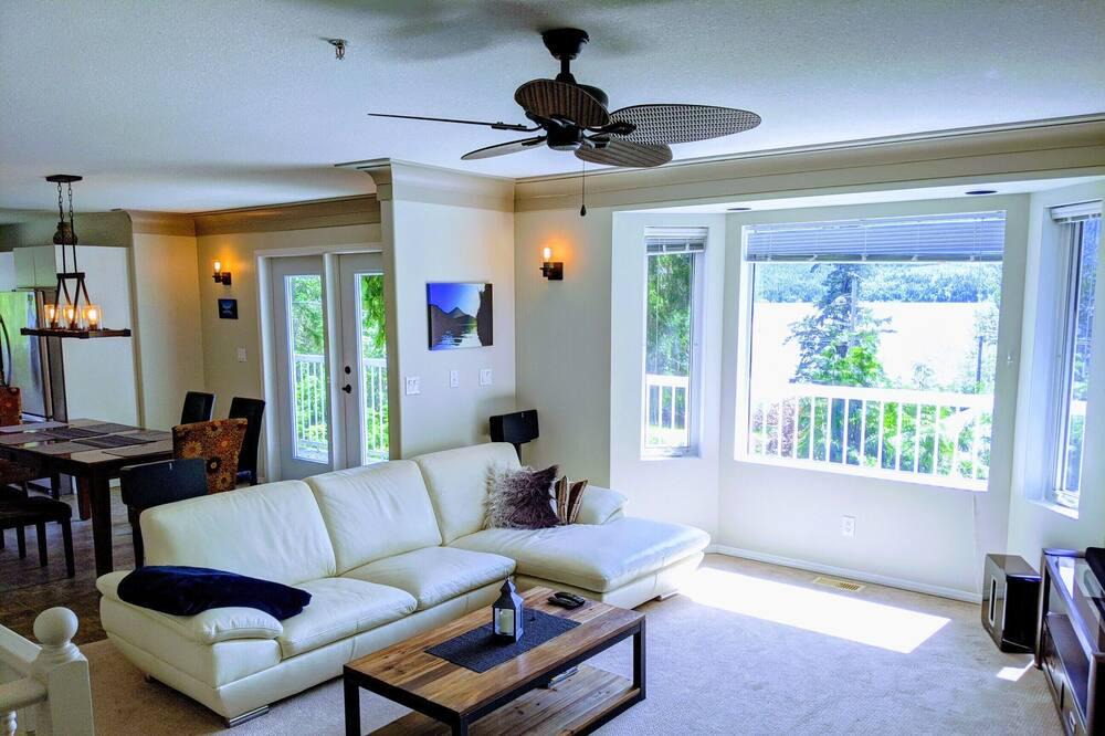Anglemont House | Great view !! Grape Vine Near The Lake a must see .