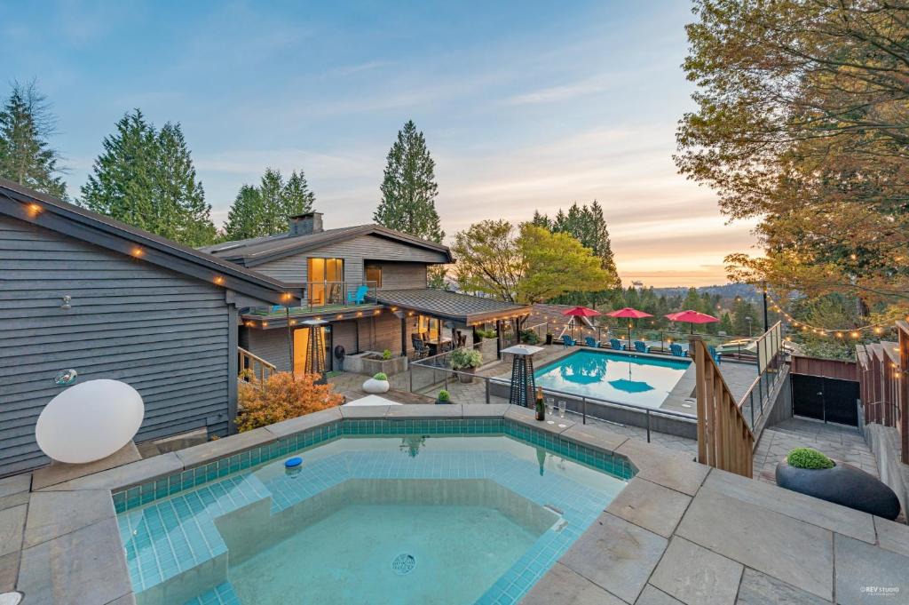 Upper Lonsdale House | Grouse Cheerful large private bedroom, bath, shared deck, pool, hot tub