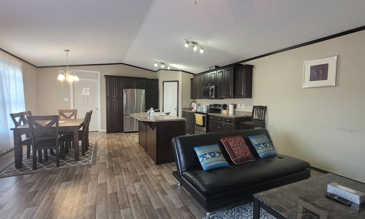 Stettler House | Guest suite in town-2 bedrooms/private kitchen
