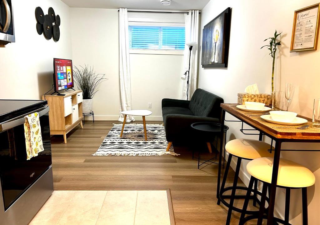 West Edmonton Apartment | Guest Suite in West Edmonton I WEM 10 Minutes I Rivercree Casino 3 Minutes