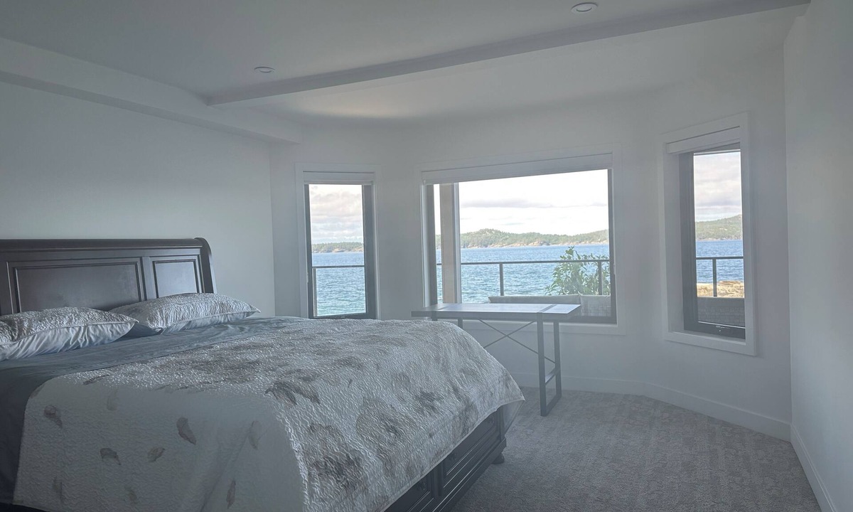 Halfmoon Bay House | Halfmoon bay 2-bedroom waterfront house with kayak access to island