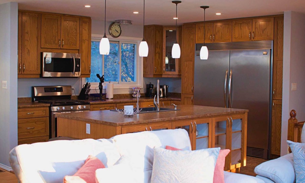 Quinte West House | Hannah's Paradise! Quaint family gathering home with hot tub & large space