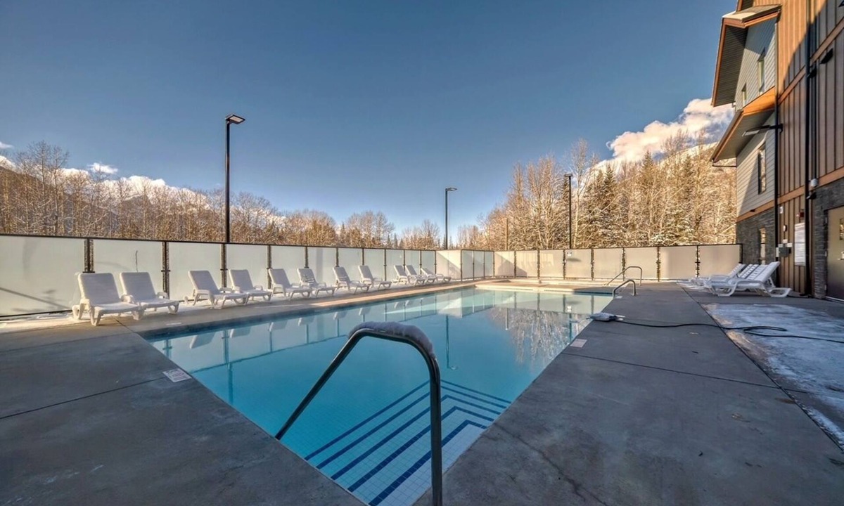 Dead Man's Flats Apartment | High rise Lux 2-B apartment near Canmore Banff-Pool -hot tub- gym -