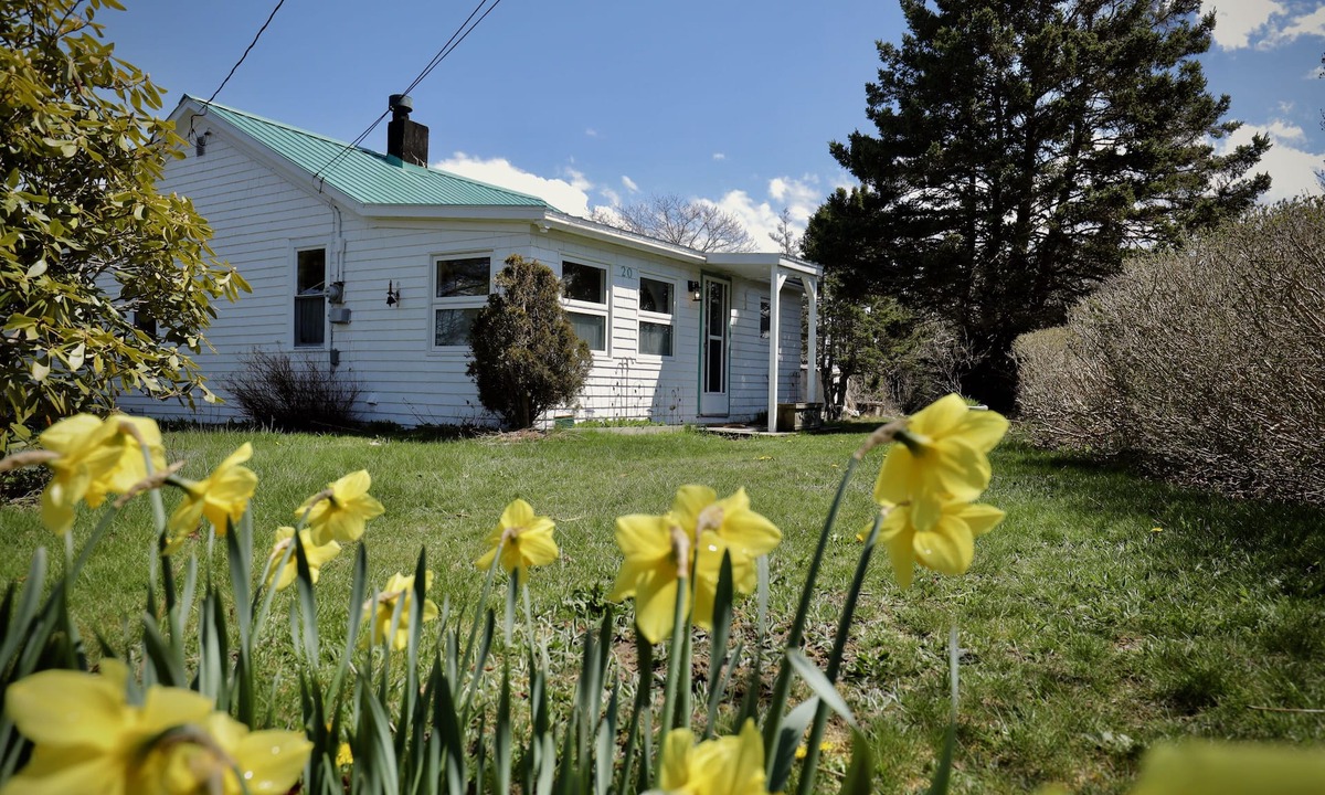 Ketch Harbour Cottage | Hill House is a seaside cottage, 25 min from downtown Halifax. Fully Winterized
