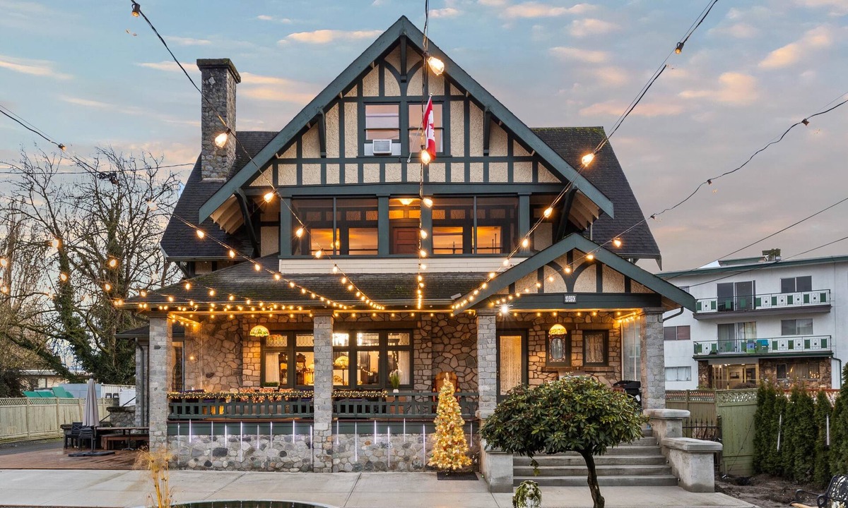 Chilliwack Proper Village West House | Historical Tudor House—5 mins walk to Downtown core of Chilliwack, pet friendly!