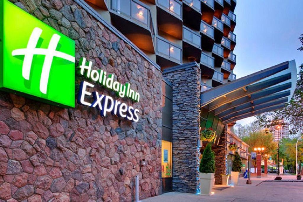 Downtown Edmonton Hotel | Holiday Inn Express Edmonton Downtown by IHG