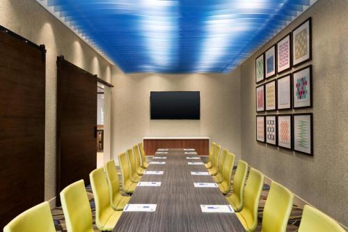 Holiday Inn Express Suites Aurora Ihg Hotel | Aurora