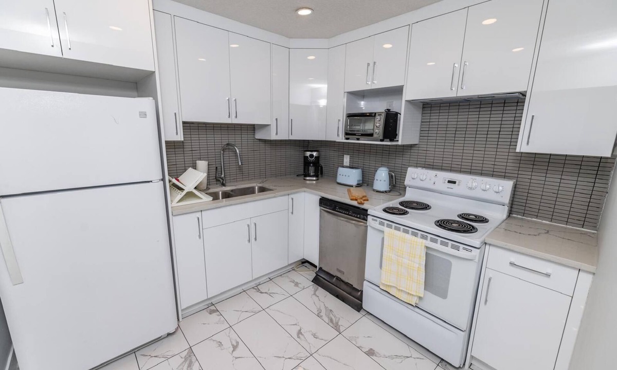 Calgary House | Home away from home 5 min away From away from dt cozy full townhome pet friendly