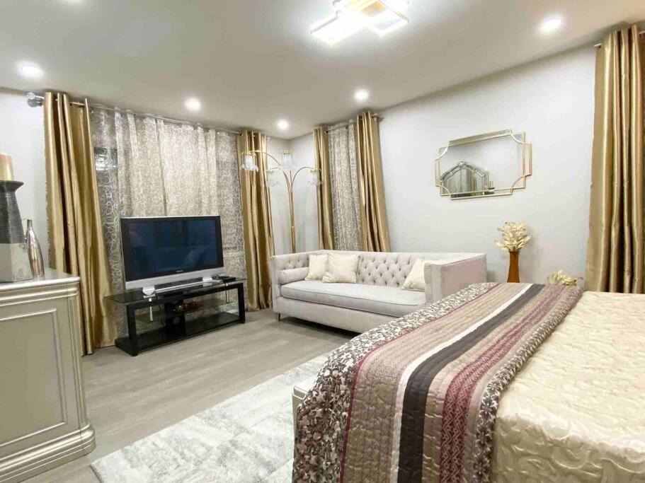 Ajax House | Home Away from Home for Holidays in Ajax