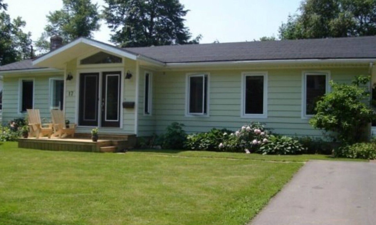 Charlottetown House | Home on Edinburgh with 4 Bedrooms and 3 full Bathrooms