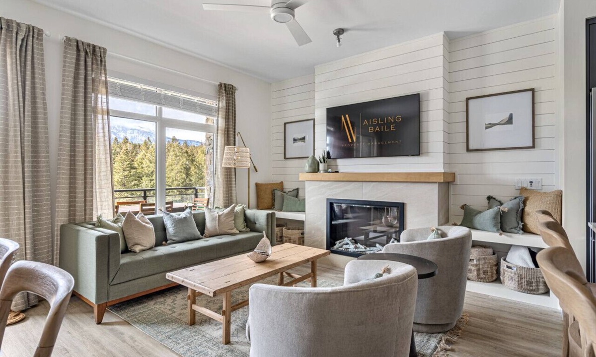 East Kootenay Apartment | Hot Tub | 2 Min From Lake | Modern | Shuffle Board
