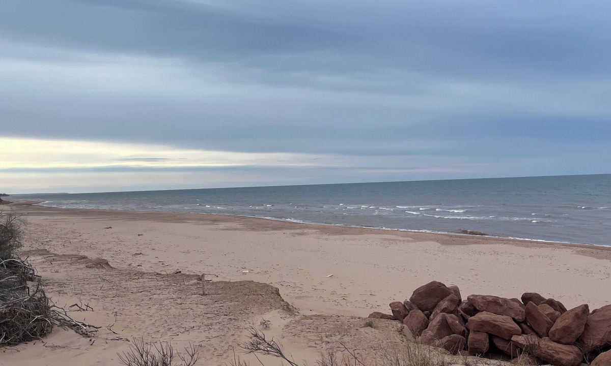 Grand Tracadie House | HOT TUB, BEACH 2 MINS, SEAFOOD, TRAILS, GOLF COURSES, DALVAY, DRIVE-IN THEATRE